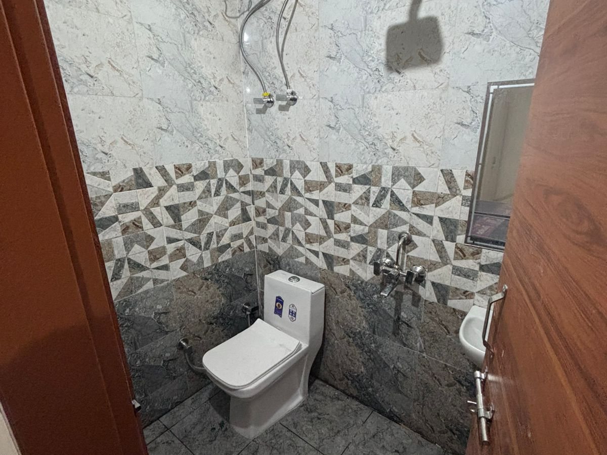Bathroom with geyser and shower at the Gurugram location